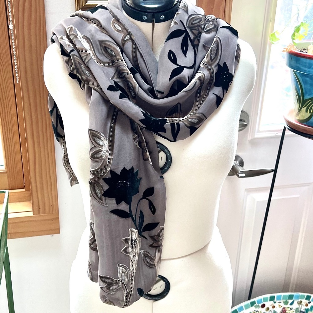 Wrap/Shawl/Scarf Stunning 100% Silk Velvet Burnout With Beading